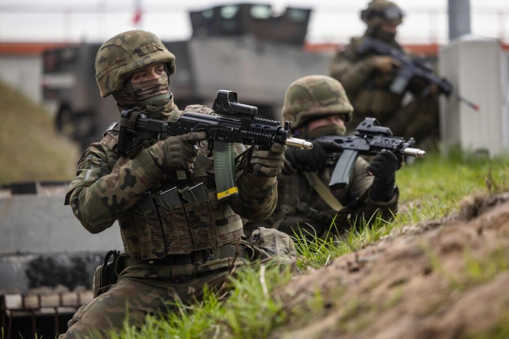 ポーランド首相、50万人規模に軍拡大へ－ロシアと数年で戦争もと警告 - Bloomberg
