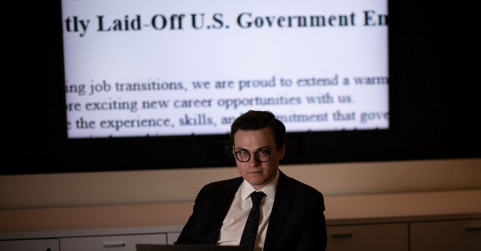 中国の秘密ネットワーク、解雇された米政府職員に採用活動＝調査 | ロイター