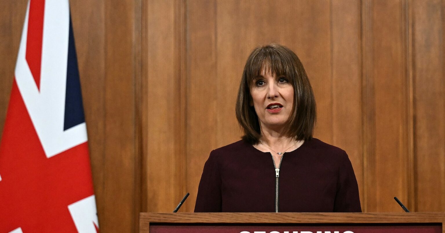 英財務相、歳出増加計画の圧縮公表 | ロイター