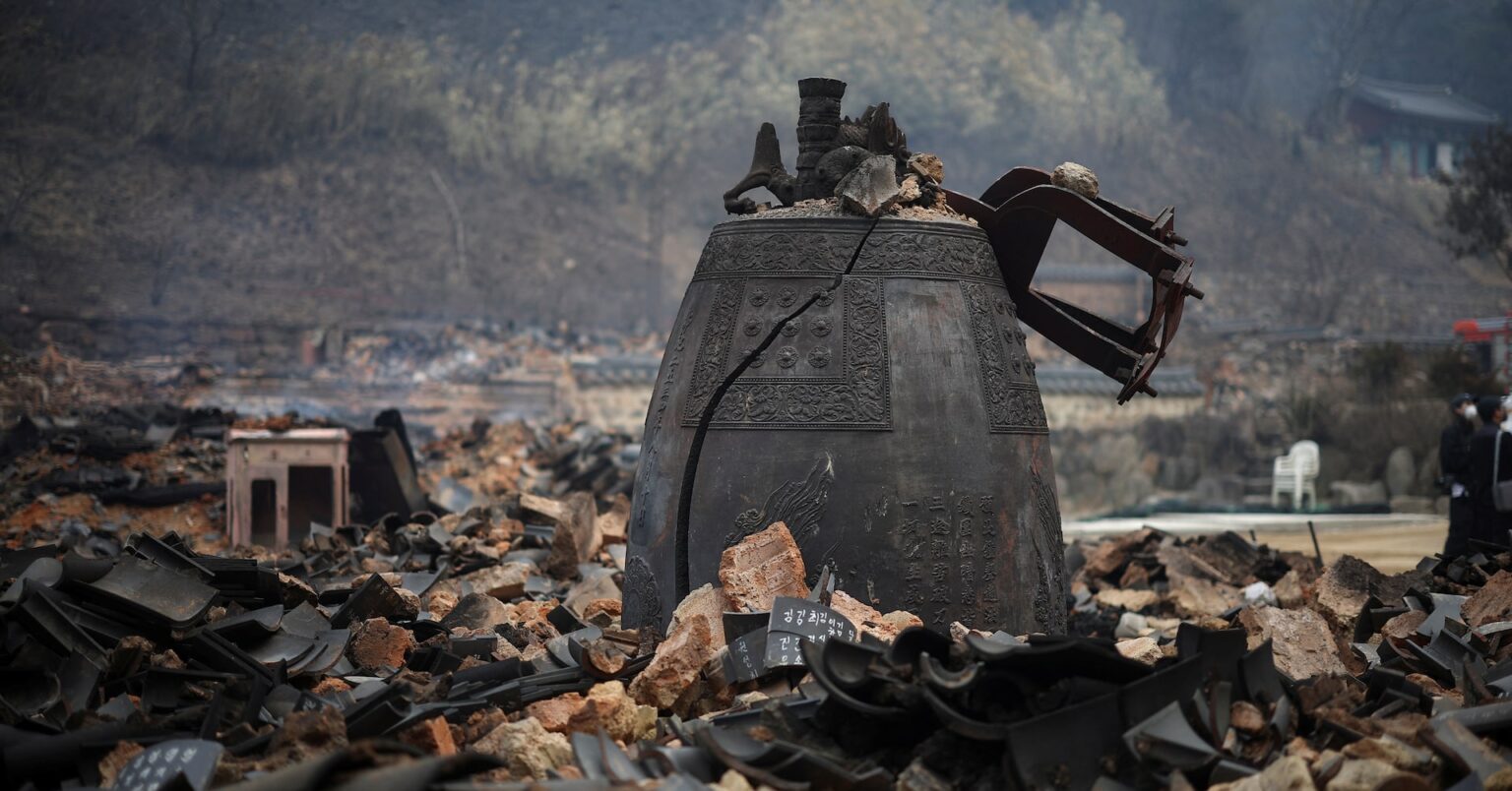 韓国山火事の死者26人、延焼続く 被害規模は史上最悪に | ロイター 韓国山火事の死者26人、延焼続く 被害規模は史上最悪に | ロイター