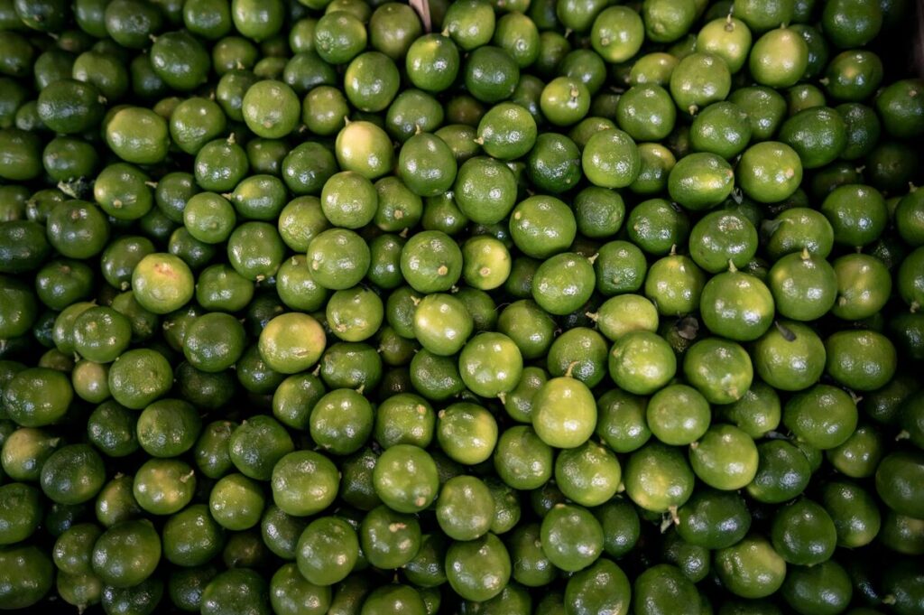 人民元やメキシコ・ペソ、関税影響の織り込み不十分－バークレイズ - Bloomberg