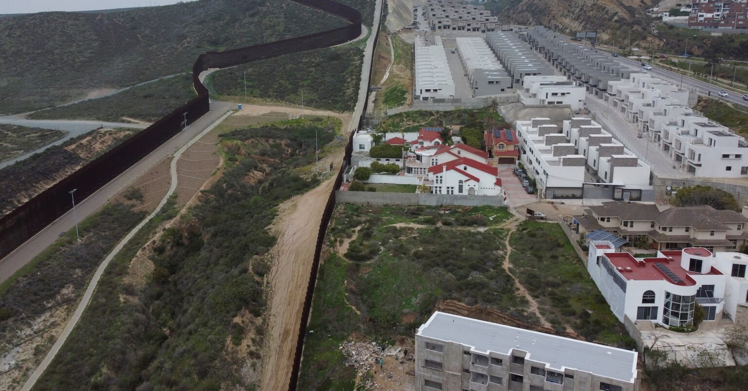 トランプ政権、メキシコ国境監視強化で衛星展開へ | ロイター