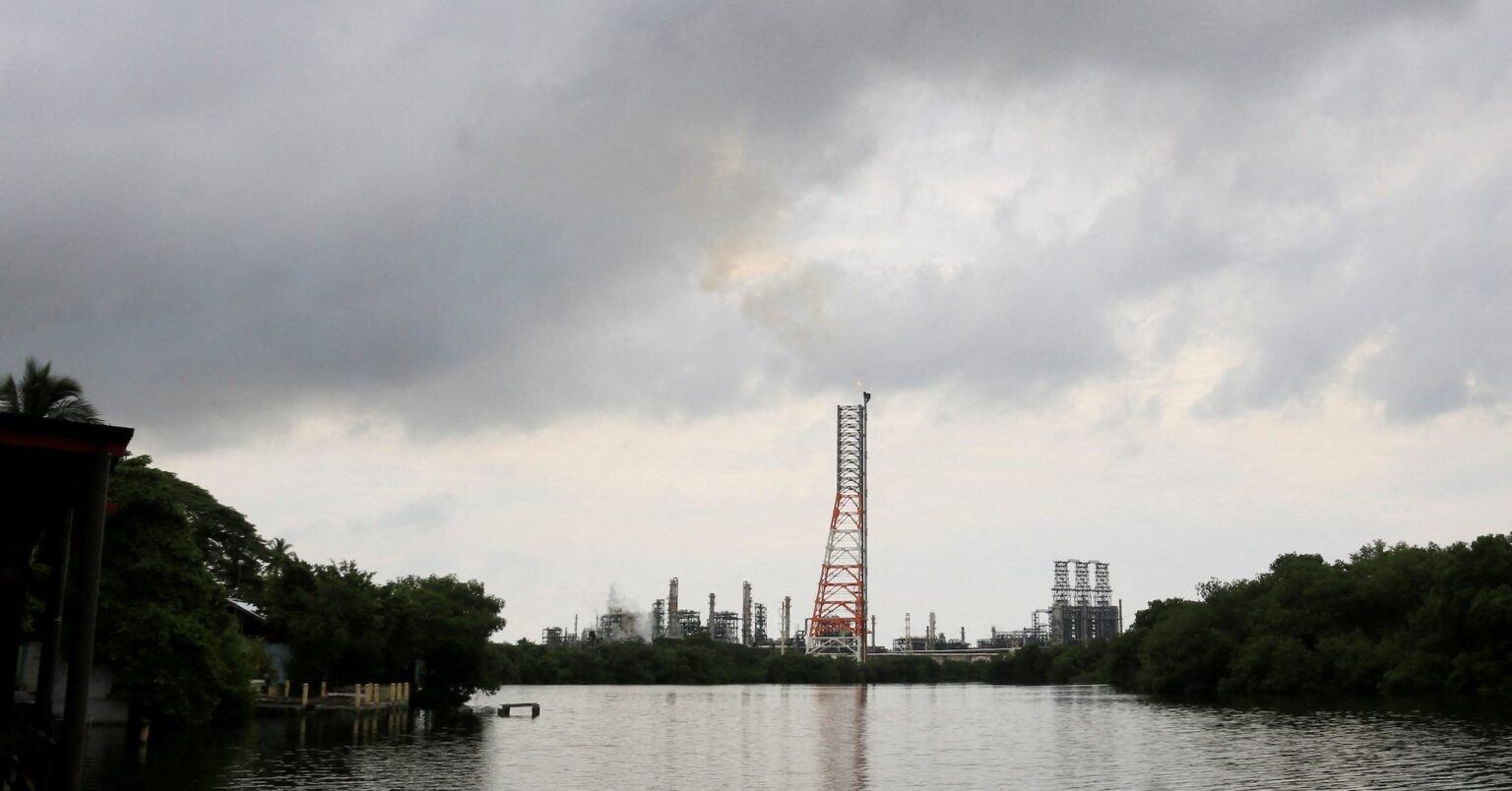 メキシコが原油輸入国へ、生産量激減で2030年以降＝政府予想 | ロイター