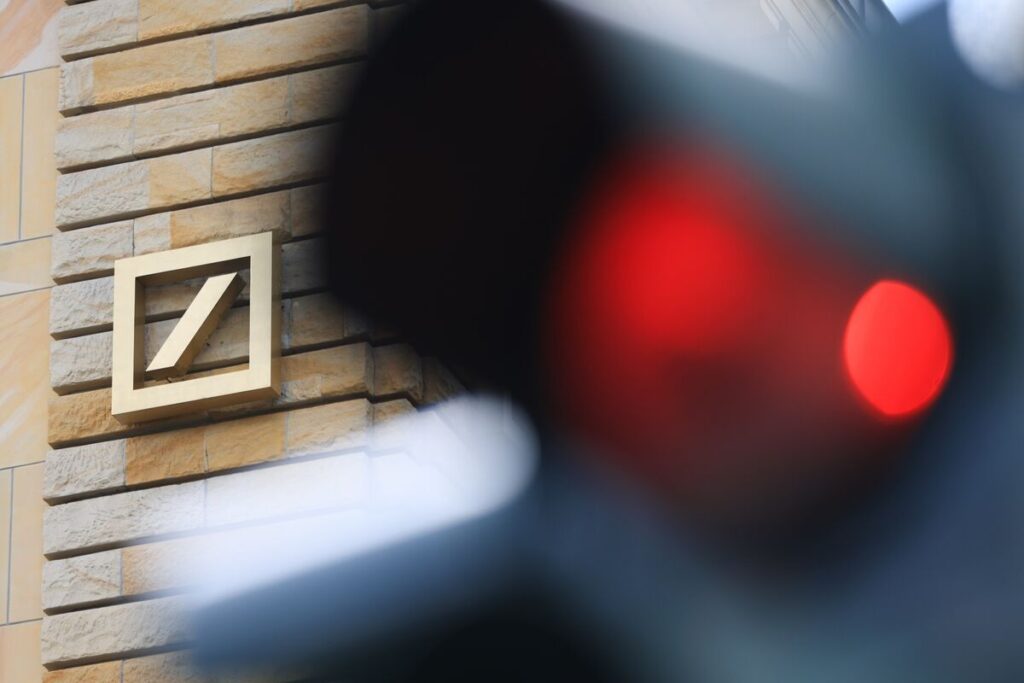 ドイツ銀、ＡＴ１債の一部で早期償還見送り－延長リスク浮き彫り - Bloomberg
