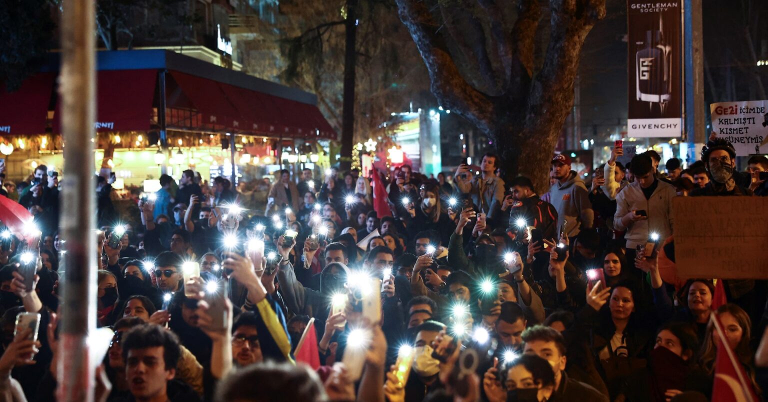 トルコ、抗議デモ取材のＢＢＣ記者に国外退去処分　4局に罰金も | ロイター