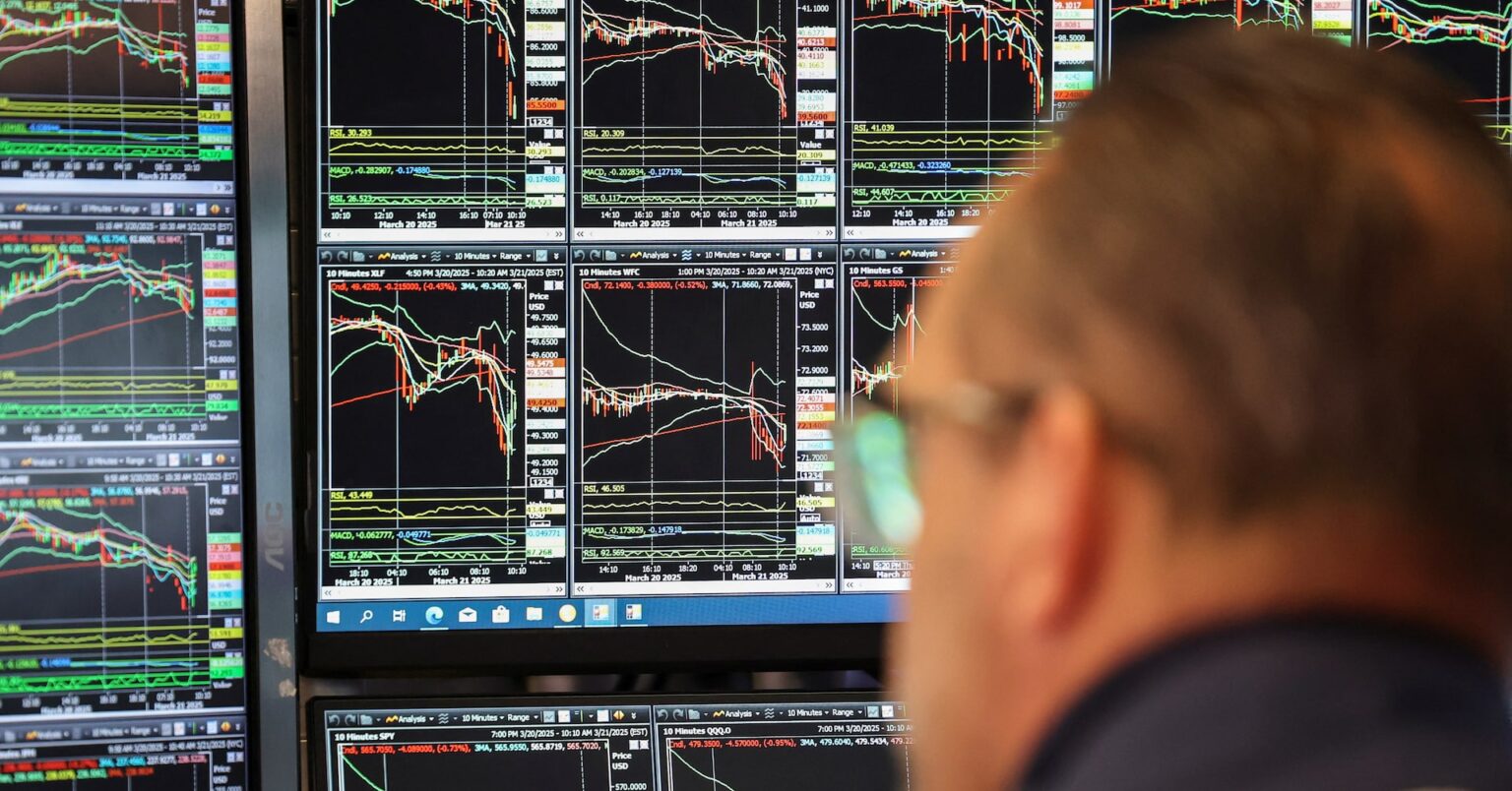 米国株式市場・午前＝ダウ500ドル超安、ナスダック2％安　インフレ懸念強まる | ロイター