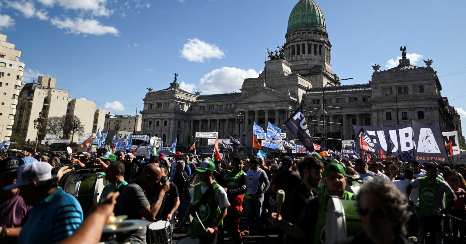 アルゼンチンで大学生が抗議デモ、公立大学の予算削減に反発 | ロイター