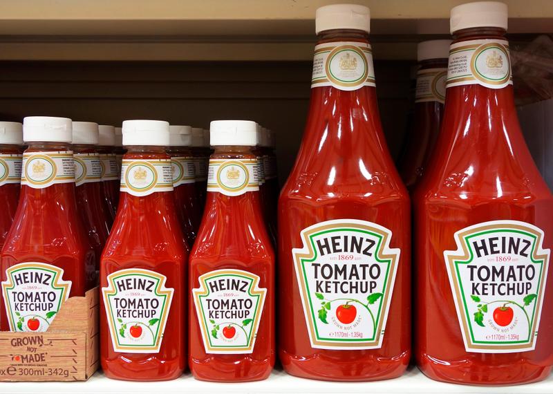 イギリス王室の紋章が上部に付けられているハインツ（Heinz）のトマトケチャップのボトル。