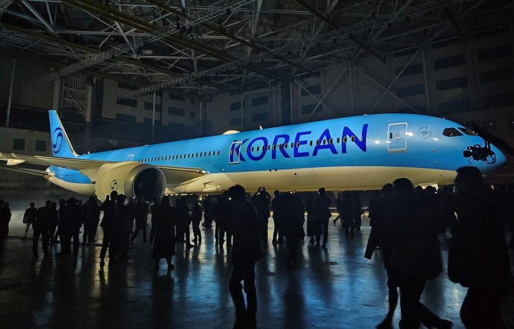 ロゴデザインをブルーに一新した大韓航空に見る、韓国における「赤」と「青」の戦い 【韓国在住・日本人ママが見た韓国の実像】イメージカラーが青だった保守系政党が赤になった事情(1/4) | JBpress (ジェイビープレス)