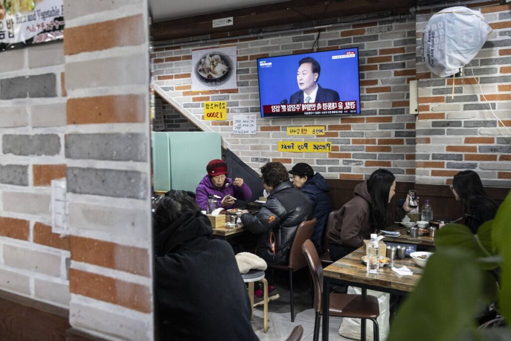 韓国経済成長率、四半期も年間も予想下回る－国内外の政治情勢懸念 - Bloomberg