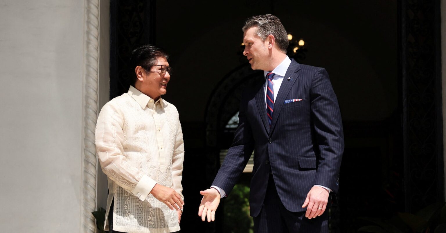 米国防長官、フィリピン防衛への関与確認　南シナ海に「抑止力必要」 | ロイター