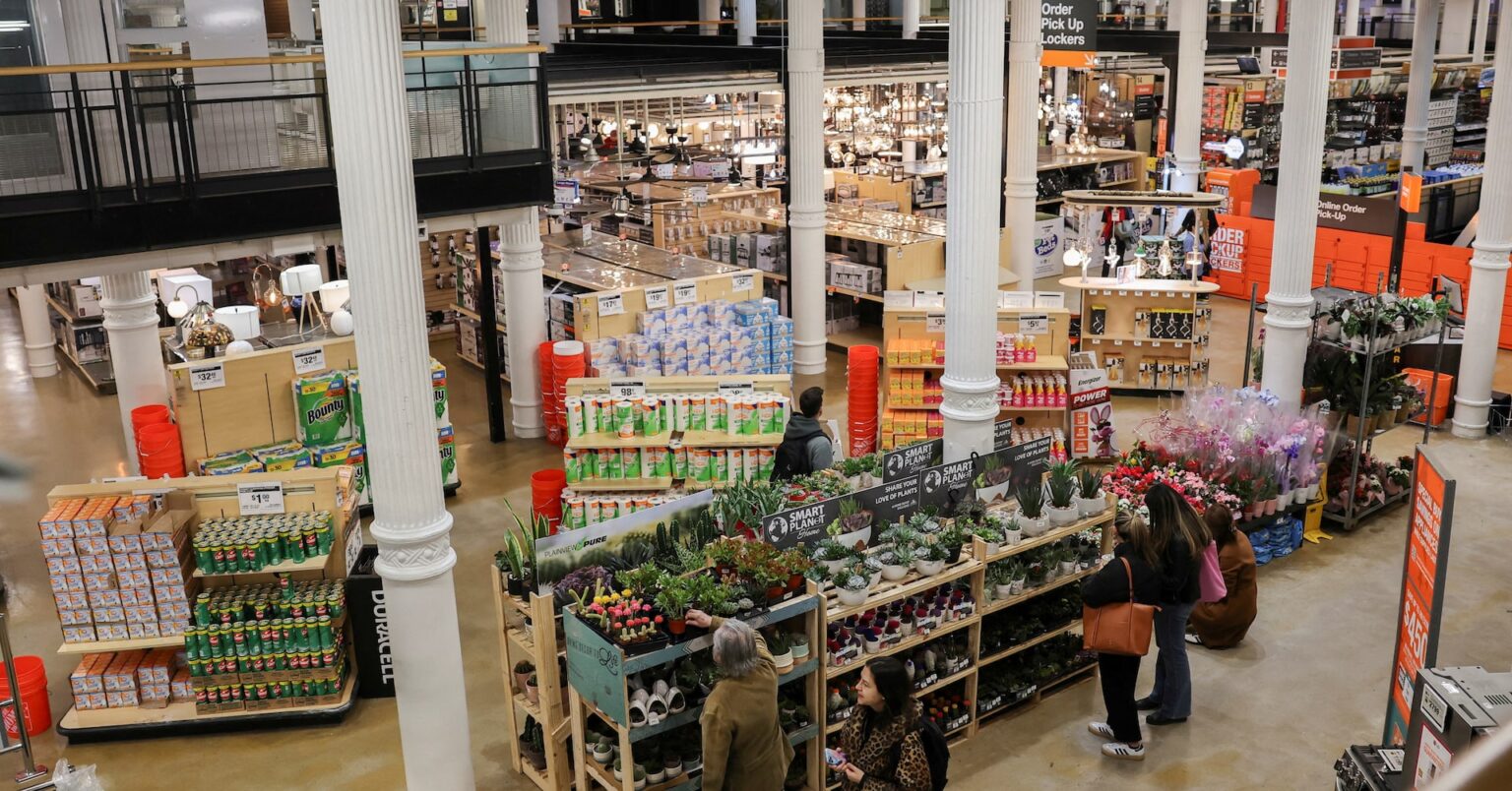 アングル：米経済にスタグフレーションの兆候、70年代とは違う可能性 | ロイター