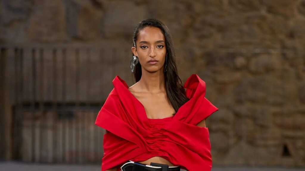 グエル公園に広がるルイ・ヴィトンの世界。メゾンからスペインへ、敬意を込めて【2025年 クルーズ速報】 | Vogue Japan