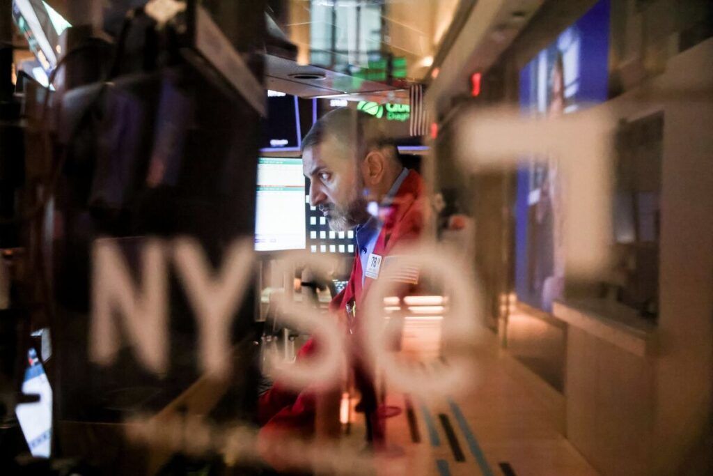 【米国市況】株は勢い失速、経済に黄信号－ドル下落し149円90銭付近 - Bloomberg