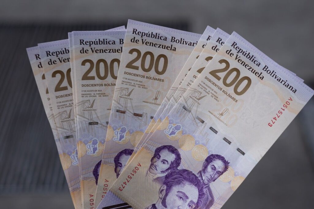 ベネズエラ通貨急落、米関税で石油産業に打撃－国民がドル買いに殺到 - Bloomberg