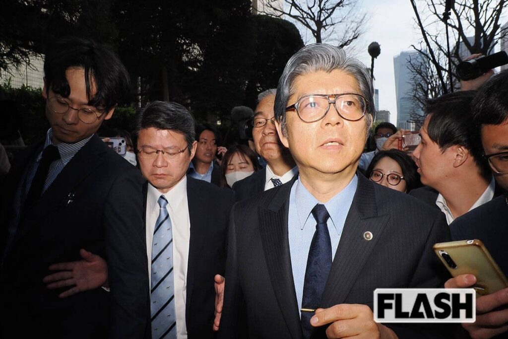 日本から出ていけ！」怒号も…旧統一教会に解散命令で地裁前が大混乱、教団弁護士は囲み取材から“逃亡”― 教団側「誤った法解釈に基づいて出された結果で到底承服できない」