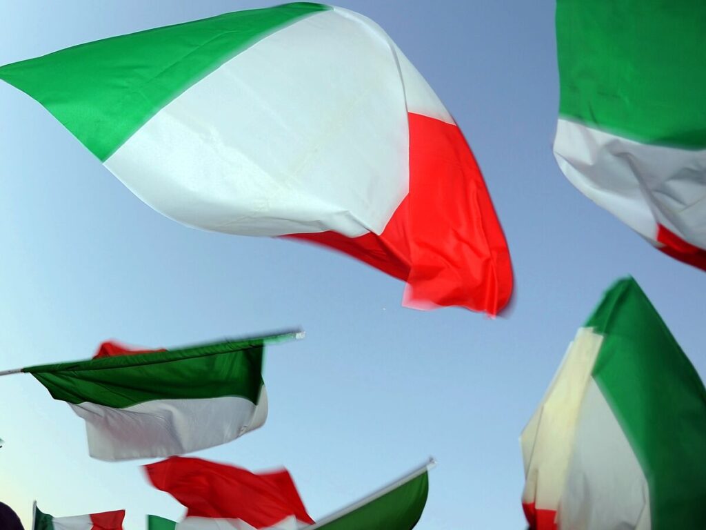イタリアの格付け見通し、安定的からポジティブに引き上げ－フィッチ - Bloomberg