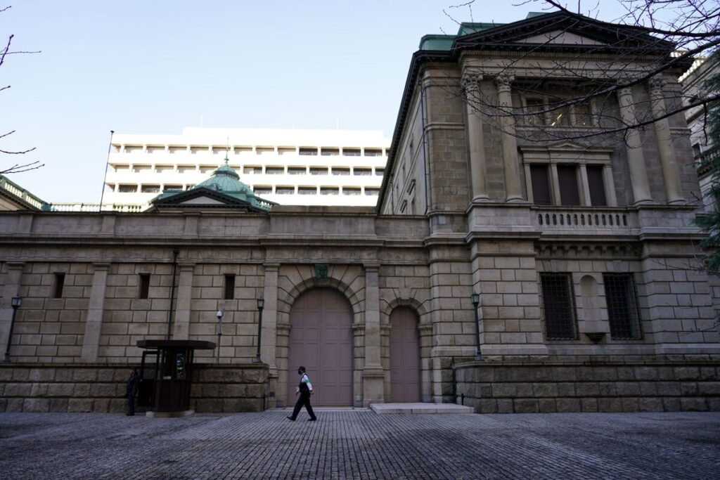 日本国債が世界最大の損失を記録、日銀の金融政策正常化で金利上昇 - Bloomberg