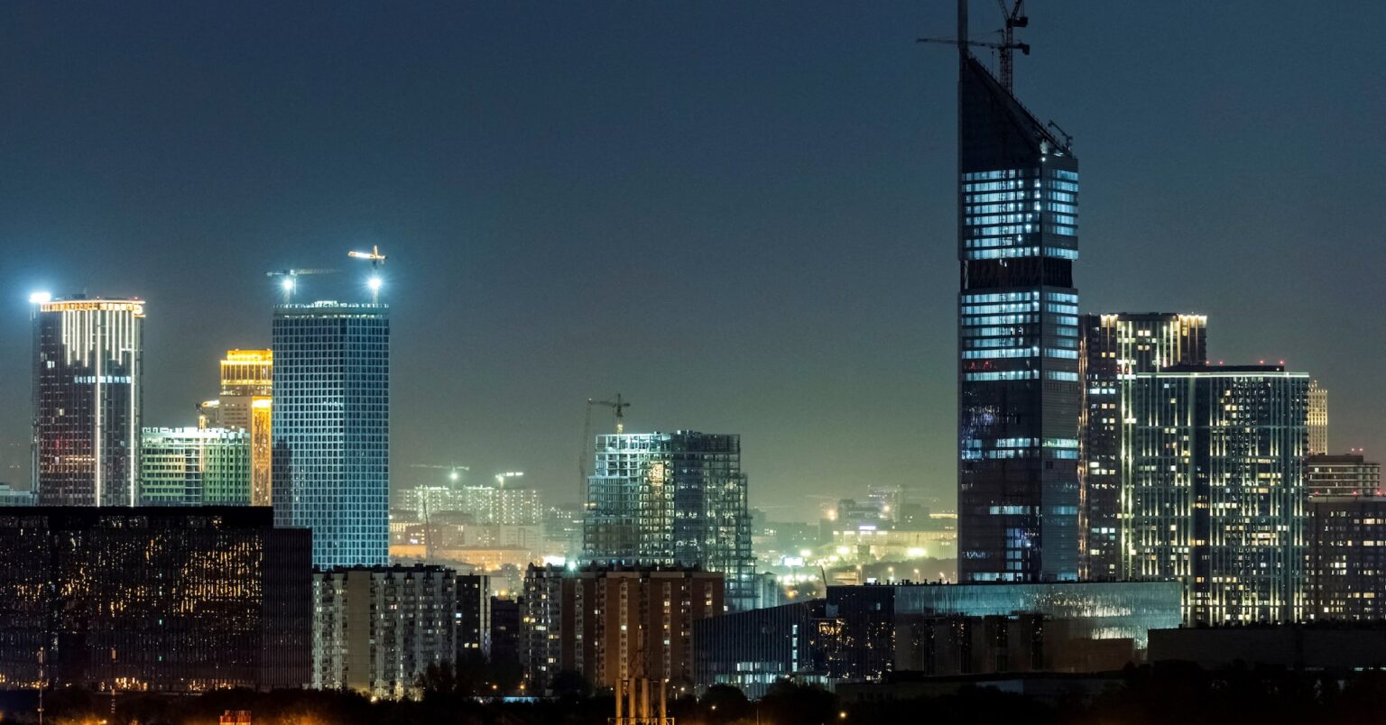 アングル：ロシア国内で深刻化する人手不足、軍や防衛産業が働き手吸収 | ロイター