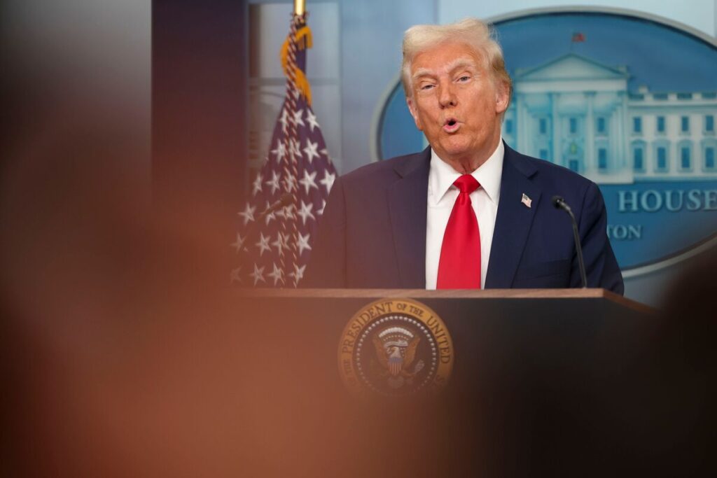 トランプ大統領、２月１日にカナダとメキシコに25％関税と重ねて表明 - Bloomberg