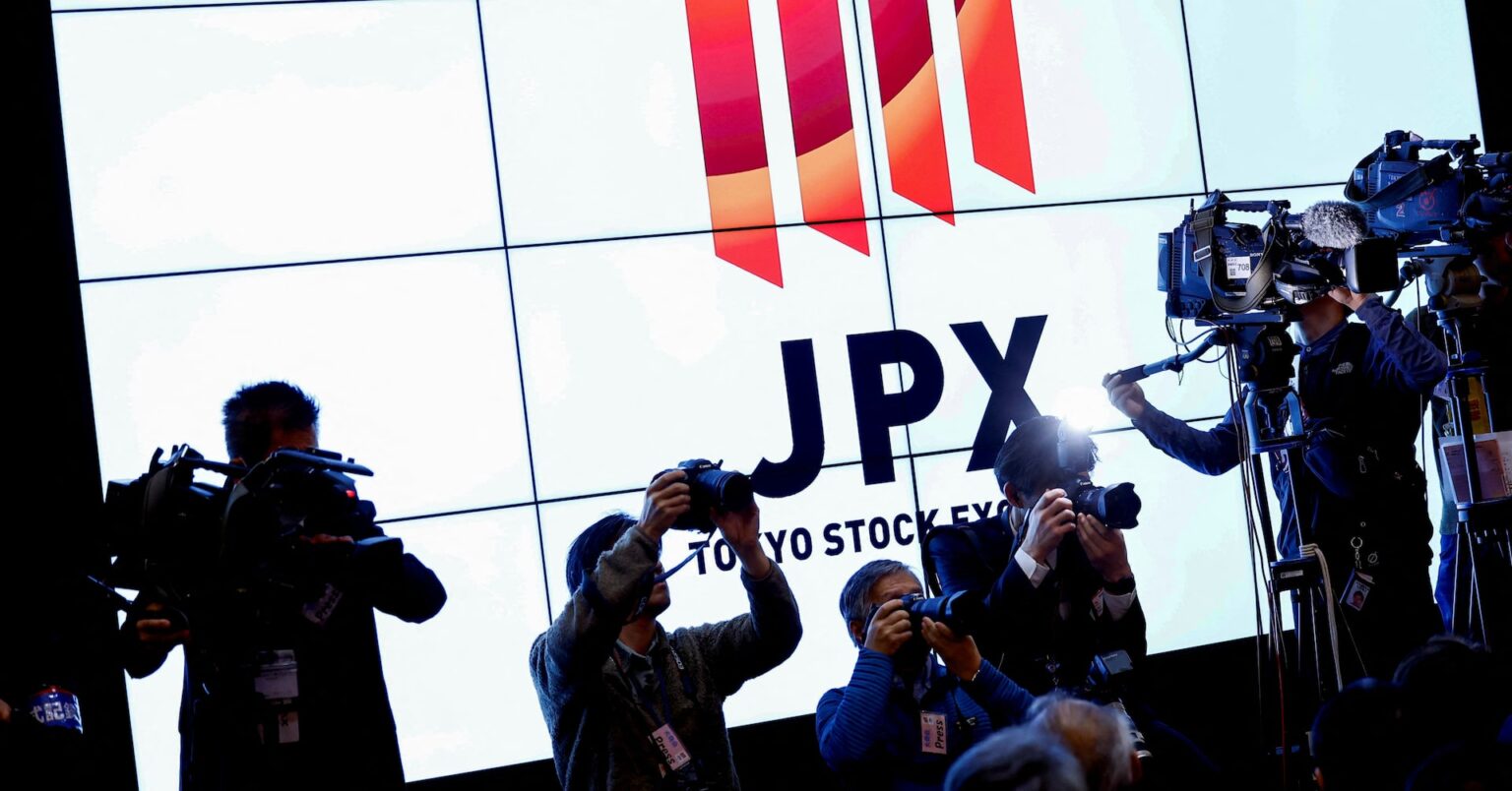 アングル：「トリプルパンチ」の日米株、下値メド読めず　年度替わり要因も | ロイター