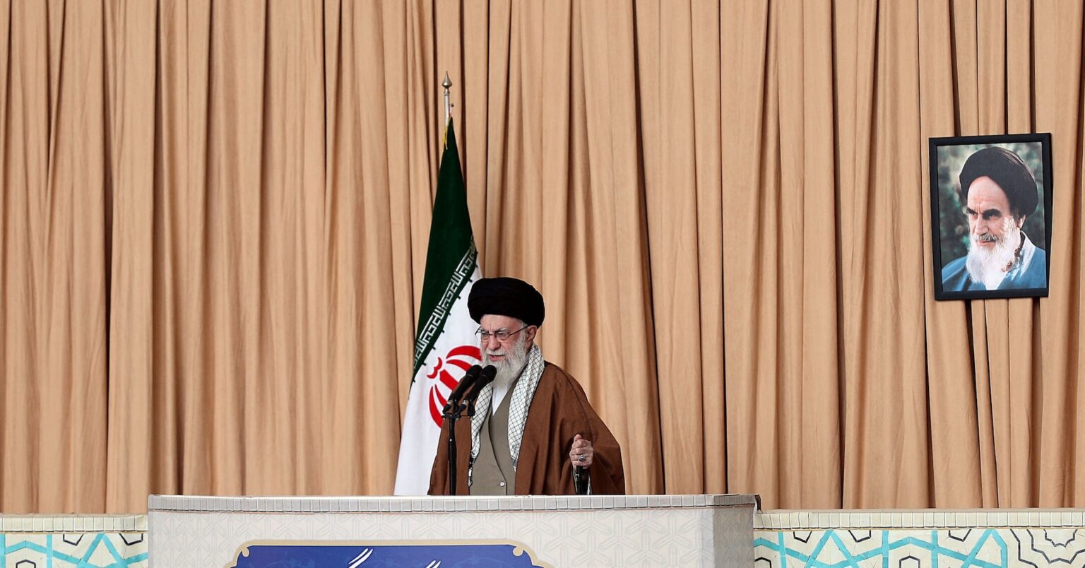 イラン最高指導者、トランプ氏の攻撃警告に反発　「強烈な報復」示唆 | ロイター
