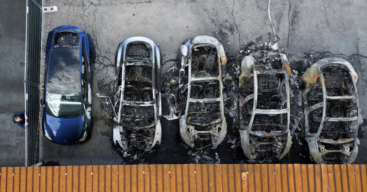 マスク氏、テスラ販売店火災は「テロ行為」　欧州で被害相次ぐ | ロイター