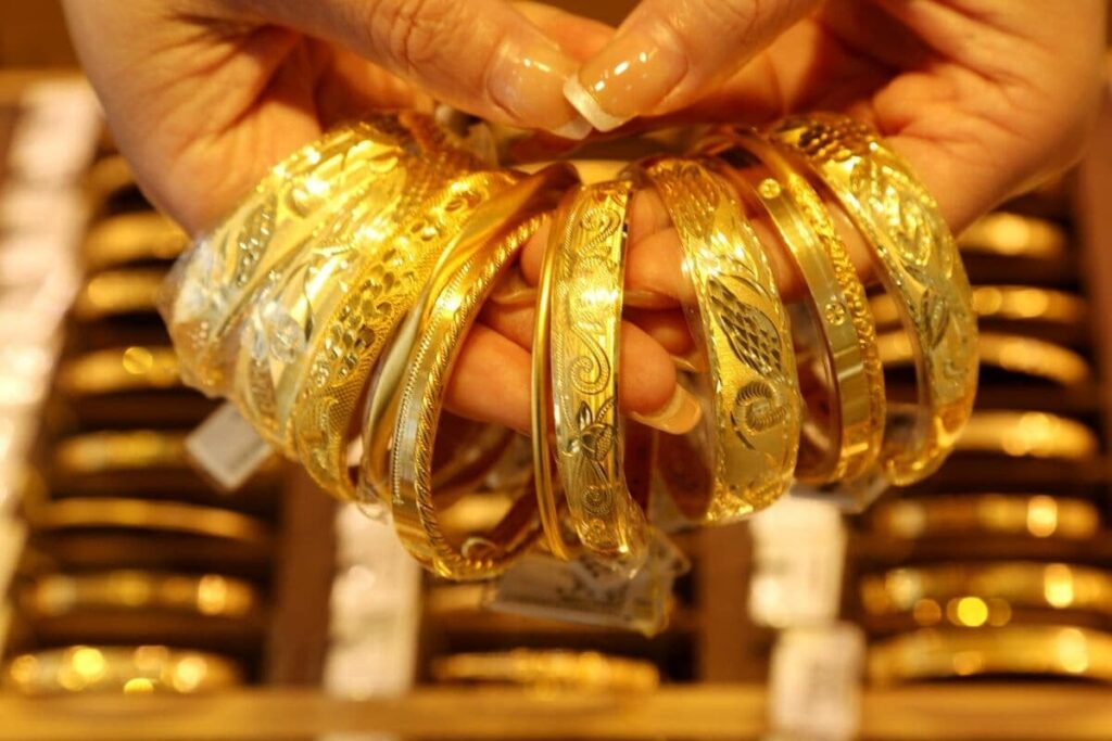 ついに3000ドルの大台を突破した金価格、急騰する金はドルの代替手段となりうるのか？