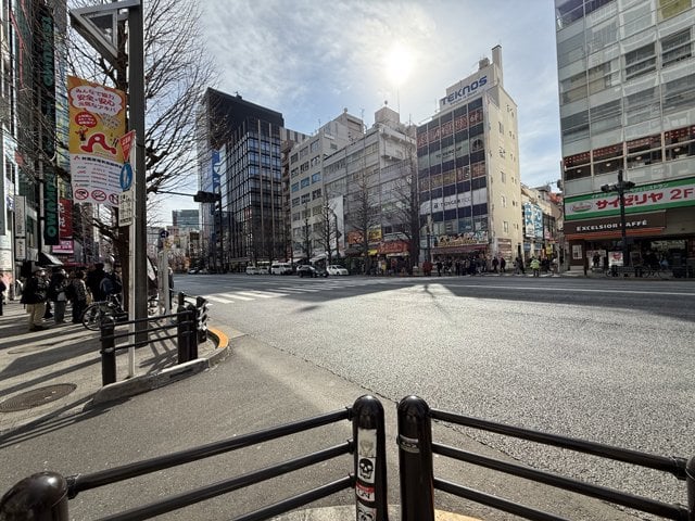錦糸町には1Fに「うまかろう安かろう亭」2Fは「マハーポーシャ」。世田谷区池尻には「オウムのお弁当やさん」。もっとも目立った秋葉原「マハーポーシャ」の跡にはリバティーがあることで有名で、さらにはその裏の横道に入って奥の途中にはお詣りする人と鉢合わせすることもよくある花房稲荷神社がある