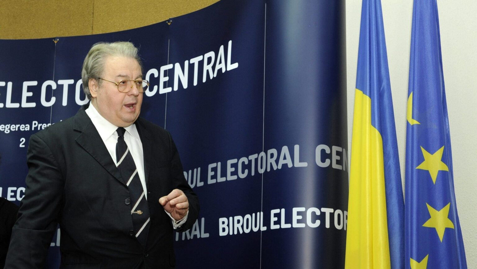 Corneliu Vadim TudorがCCRふるいを通過した方法。ナショナリストと宣言されたアントネスク元sの支持者は、大統領職に5回出馬するために残されました