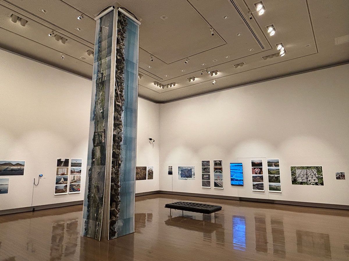 ギャラリーの中央に立つ柱には、長いパノラマ写真が貼り付けられていた。