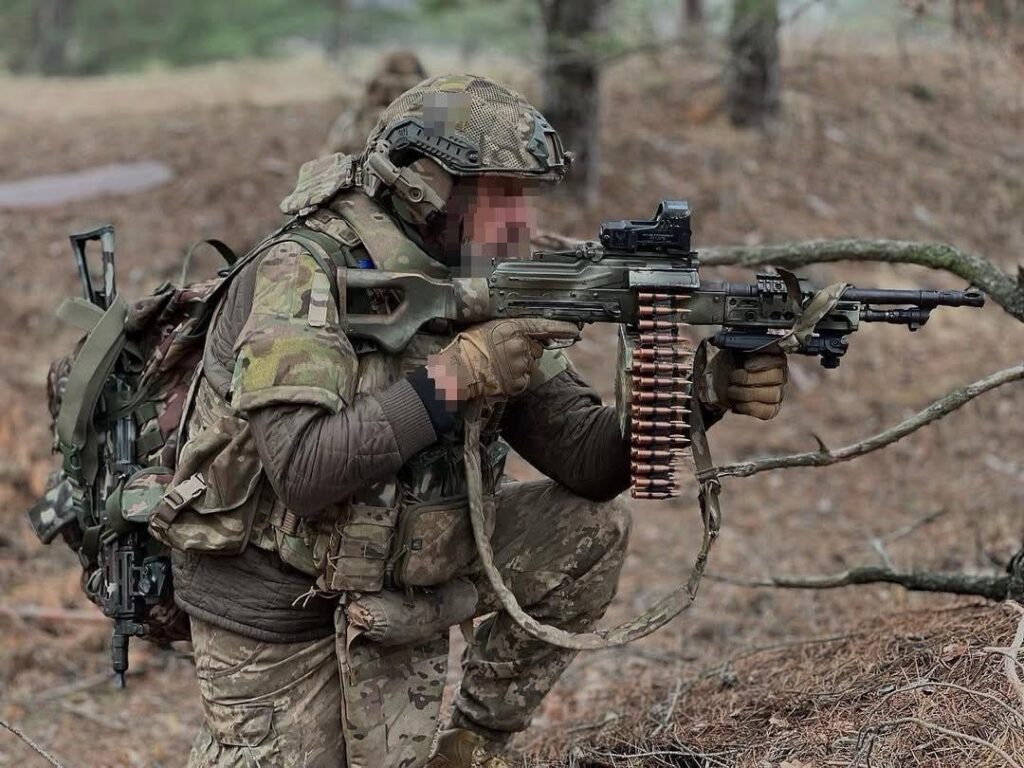 ウクライナの特殊作戦部隊（SOF）のオペレーター - 修正されたPKM汎用機関銃（GPMG）を使用。