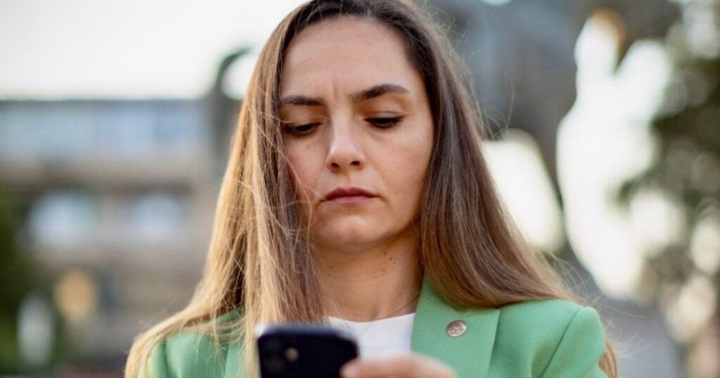 アナマリア・ガブリラは、彼女がジャーナリストに暴行されたと主張して警察に電話をかけました。警察の人々はそれをすべて認可しました
