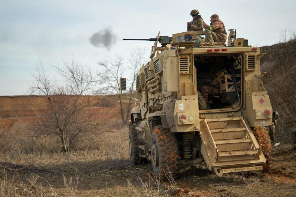 Maxxpro耐熱性の待ち伏せ保護された装甲車両（MRAP）は、ウクライナ軍のヴォロディミュリ王子モノマフ王子にちなんで名付けられた第53回別々の機械化された旅団のM2ブラウニング重機関銃（HMG）と兵士を備えています。
