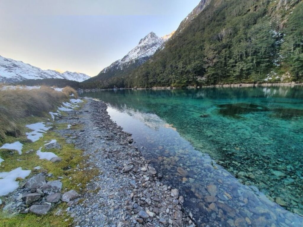 「世界で最も透明な湖」に迫る汚染、観光客が靴を洗うよう指示される理由　ＮＺ(1/2) - CNN.co.jp