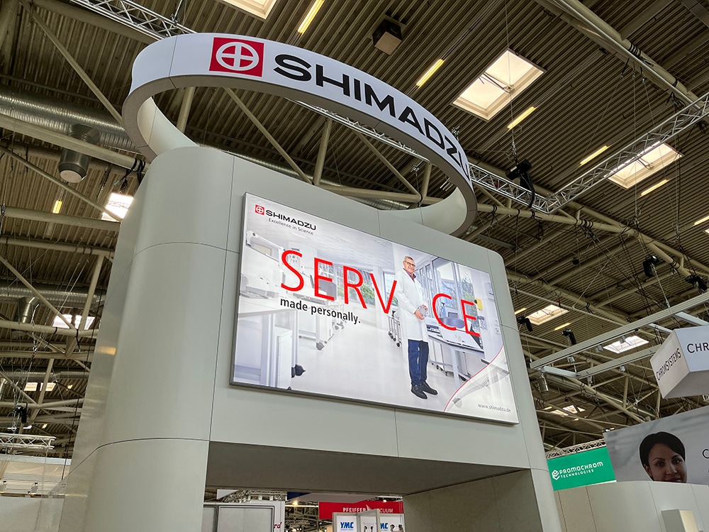 「Service made personally」キャンペーンの看板