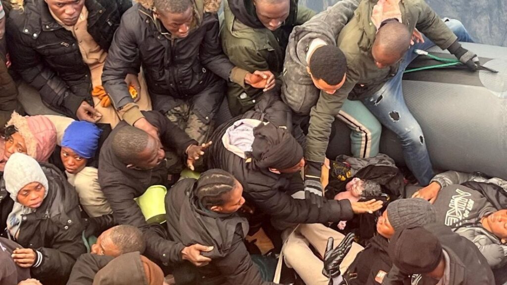 移民船の中で赤ちゃん誕生、スペインへ向かう大西洋上 - CNN.co.jp