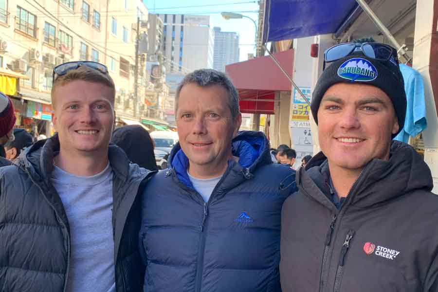 ニュージーランドからやってきた（左から）ケイシーさんとディオンさんとハンターさん【写真：Hint-Pot編集部】