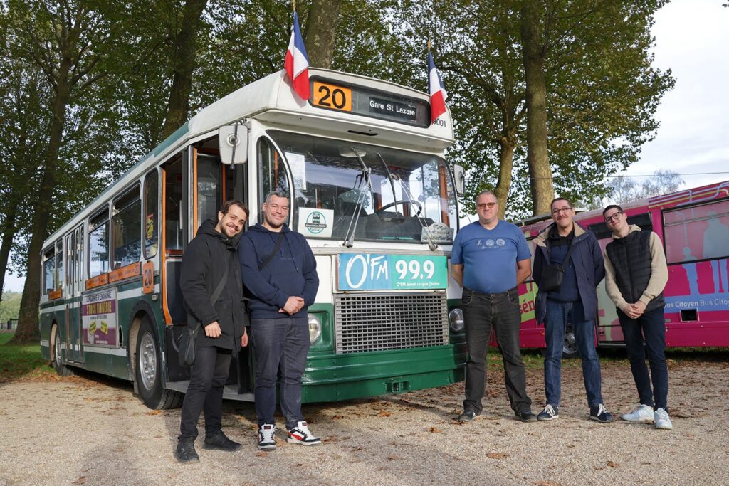 路線バス修復・動態保存会「アスプロ」の皆さん。2024年10月13日、イル・ド・フランス地域圏のモントローで撮影。