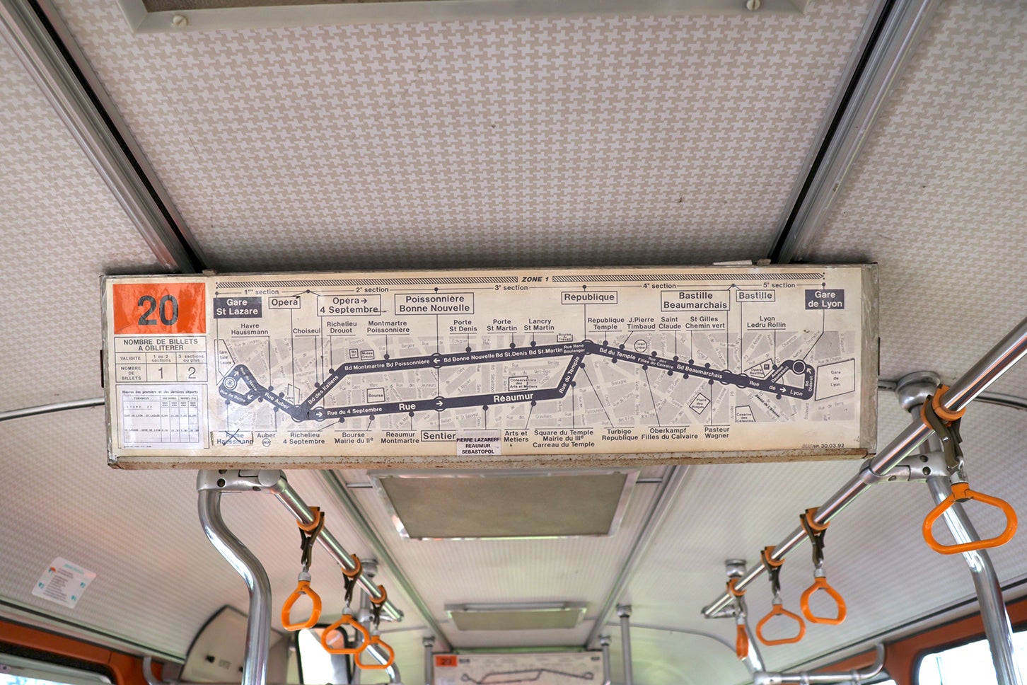 頭上には現役当時の路線図が。パリにおける北の玄関サン=ラザール駅と、南の玄関であるリヨン駅を結んでいた20番バスのものである。