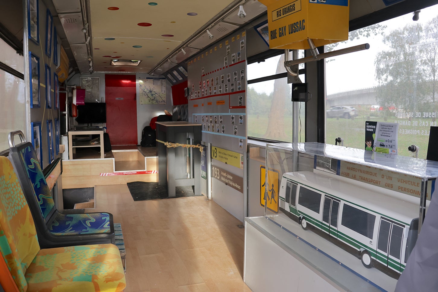 こちらの車内は、一部の席だけ残し、ミニ展示室に改装されている。