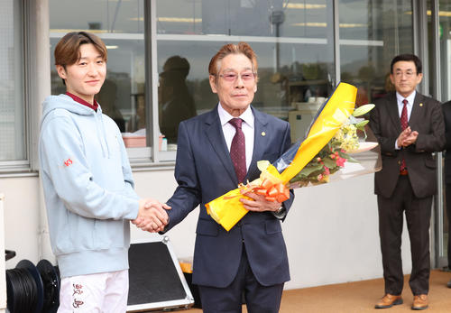 【番記者秘話】「若武者 河内洋」のポスター貼っていた武豊少年「憧れの人だった」引退惜しむ – ニッカンスポーツ 第1回小倉競馬第12日 定年引退する河内調教師は鮫島騎手に花束を贈られ笑顔を見せる(撮影・梅根麻紀)