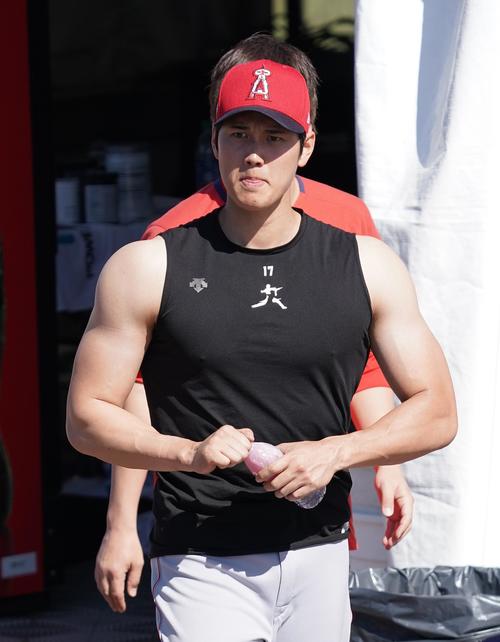 ウエートトレーニングを終え、タンクトップ姿で筋肉ムキムキのエンゼルス大谷（撮影・菅敏）