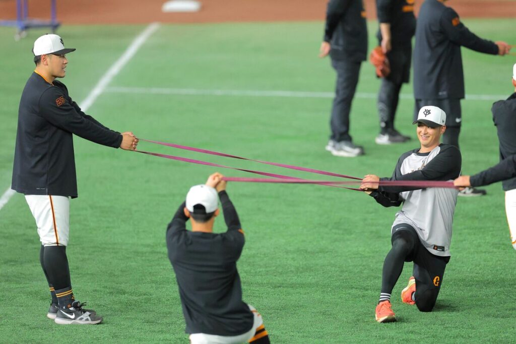 チューブを使いトレーニングする吉川（左は岡本＝カメラ・相川　和寛）