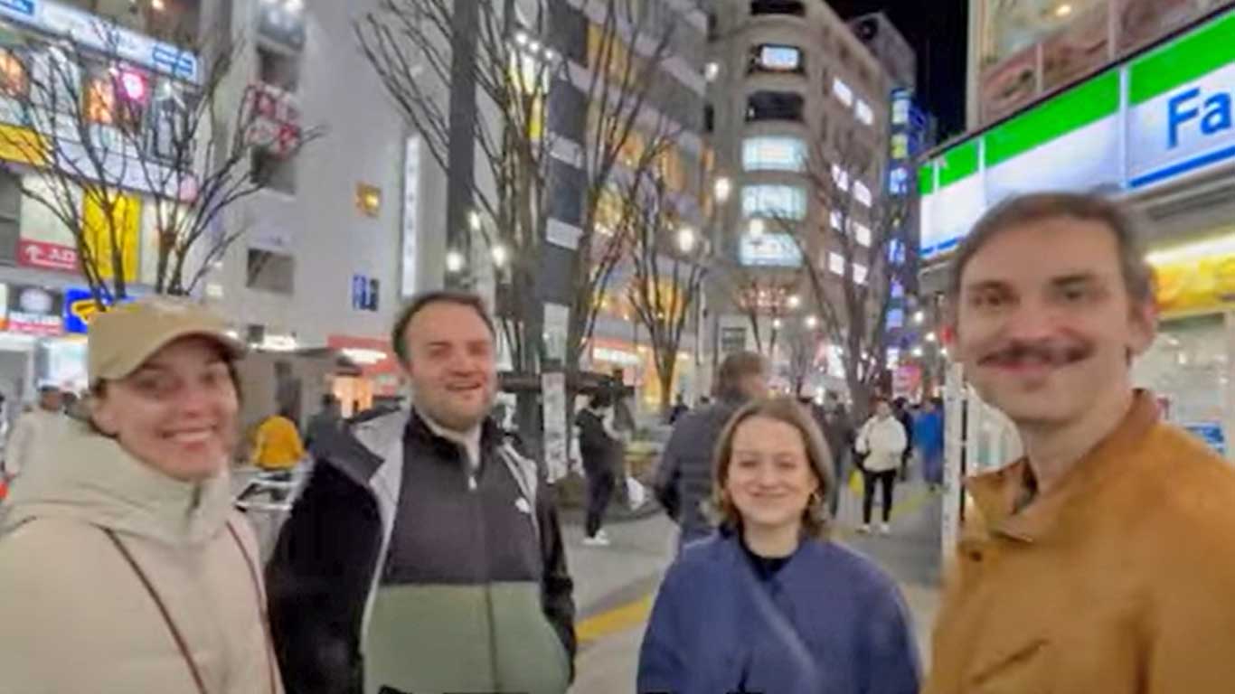 ブルガリア在住カップルの左からエリーさんとマックスさん、ノルウェー在住カップルのコニーさんとブーンさん（画像はスクリーンショット）