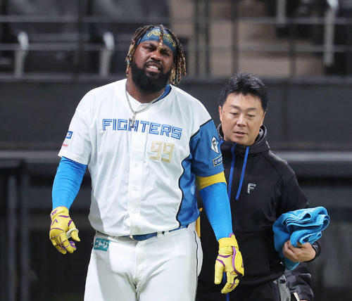 死球を受けるレイエス（2025年3月5日撮影）