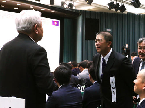 対戦が決まり会話を交わす早稲田実・和泉監督（左）と高松商・長尾監督（撮影・白石智彦）