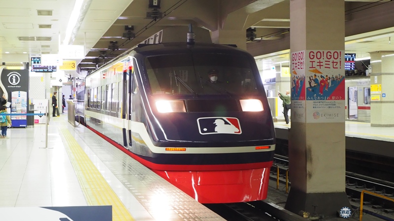 村上雅則さんもゲストで登場！東武特急「りょうもう」がMLBカラーに変身、浅草駅から出発進行 - 鉄道チャンネル