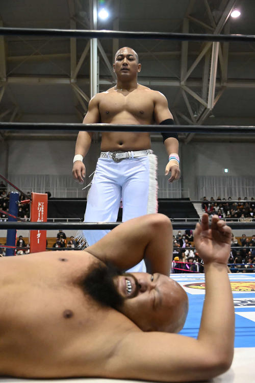 【新日本】オーカーンが丸刈り海野翔太酷評「レスラーとして覚悟の見える髪形にすると思ったよ」 – ニッカンスポーツ 丸刈り頭でオーカーンを見下ろす海野翔太(C)新日本プロレス