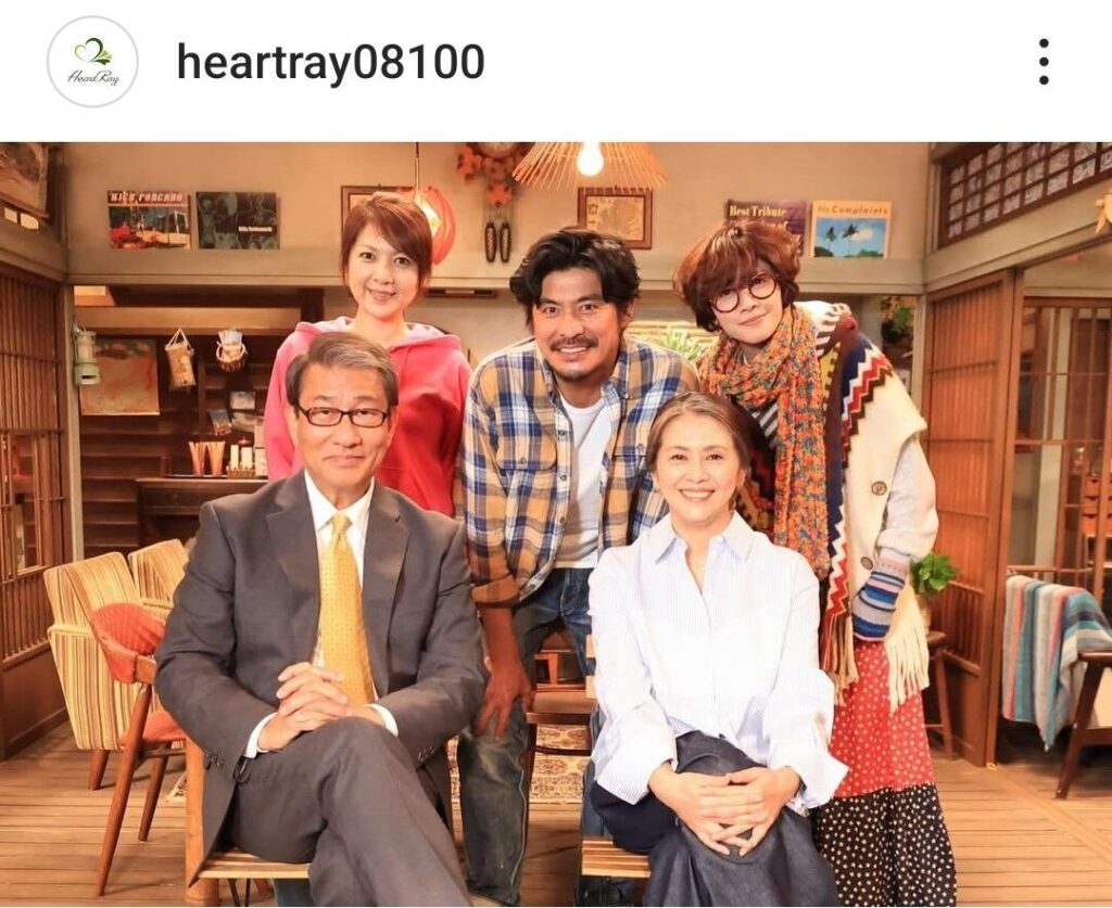 （左上から時計回りに）飯島直子、坂口憲二、内田有紀、小泉今日子、中井貴一。共演する飯島直子の所属事務所「ハート・ レイ」の公式インスタグラム（＠ｈｅａｒｔｒａｙ０８１００）より